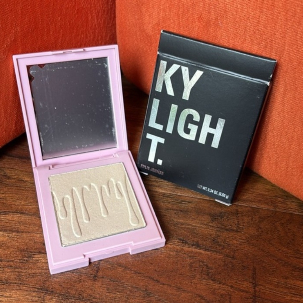 Kylie Cosmetics Kylighter Pressed Illuminizing Powder